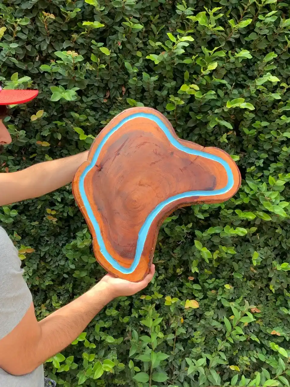 Tábua personalizada com contorno e acabamento em resina