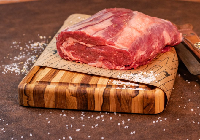 Tábua para churrasco com carne